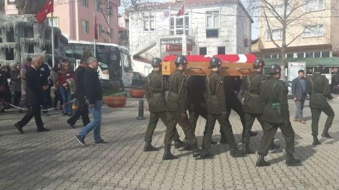 73 Yaşında Hayatını Kaybeden Emekli Astsubay D&uuml;zenlenen Askeri T&ouml;renle Toprağa Verildi