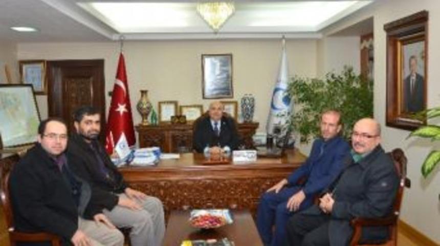 Hayrat Vakfından Rekt&ouml;r G&ouml;n&uuml;ll&uuml;&rsquo;ye Ziyaret