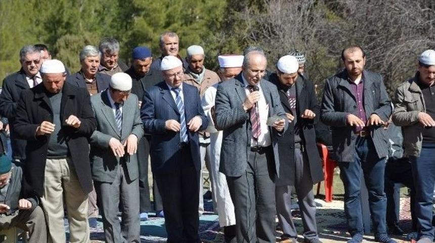 Yağmur İ&ccedil;in Dua Ettiler