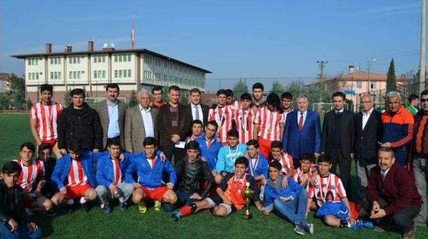 Gen&ccedil; Erkekler Futbol Şampiyonu Adıyaman Lisesi