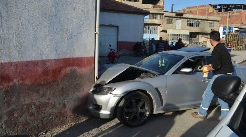 Yoldan &Ccedil;ıkan Otomobil Duvara &Ccedil;arptı