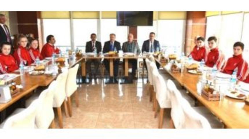 Vali Kahraman, Sporcularına Avrupa Şampiyonasında Başarılar Diledi