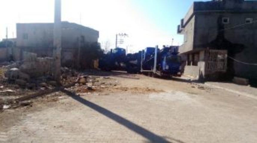 Ter&ouml;ristler Gasp Ettikleri Tır&rsquo;ı Barikat Yaptı