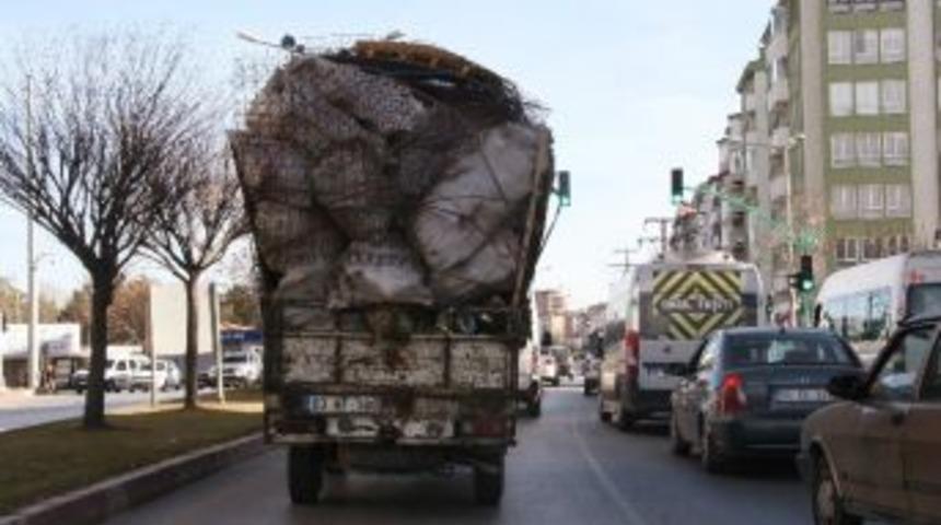 Kamyonet Kasasında Metrelerce Y&uuml;kseklikte Y&uuml;k Taşıdı
