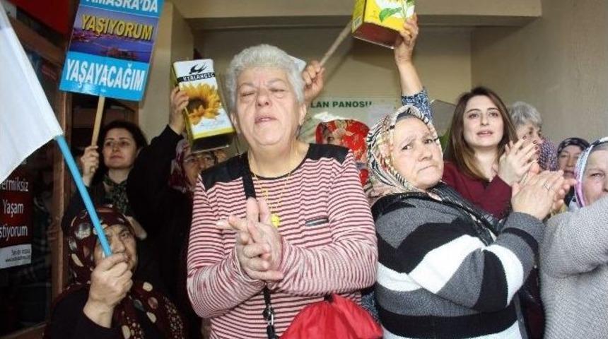 Kadınlar K&ouml;y Kahvesini Kuşattı, &Ccedil;ed Toplantısı Yapılamadı