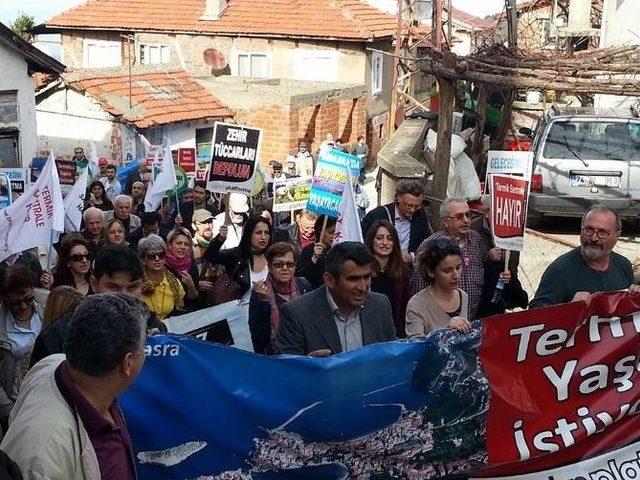 Kadınlar Köy Kahvesini Kuşattı, Çed Toplantısı Yapılamadı