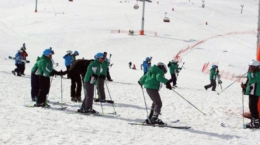 Yıldızelili &Ouml;ğrenciler Kayak &Ouml;ğreniyor