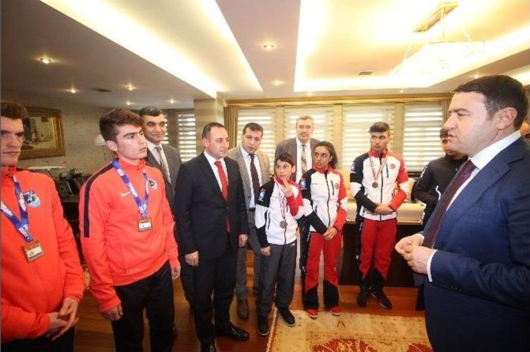 Vali Işın, Başarılı Sporcuları &Ouml;d&uuml;llendirdi
