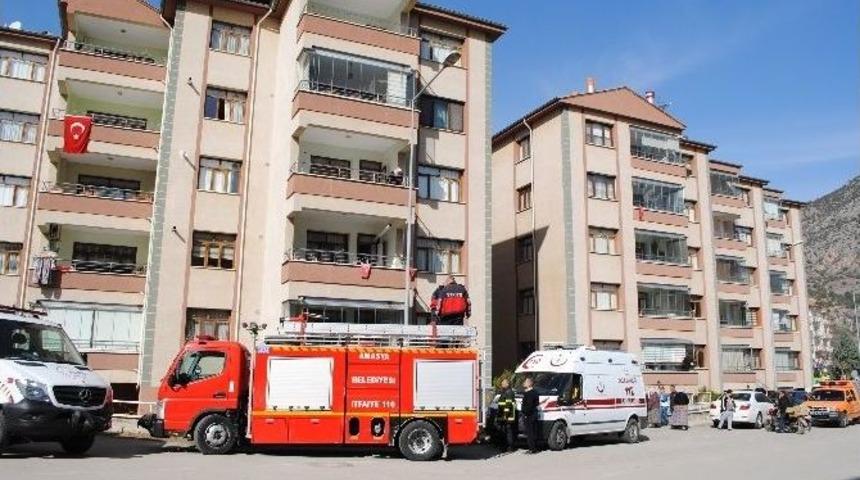 &Ccedil;atıdan D&uuml;şen Yaşlı Adam &Ouml;ld&uuml;