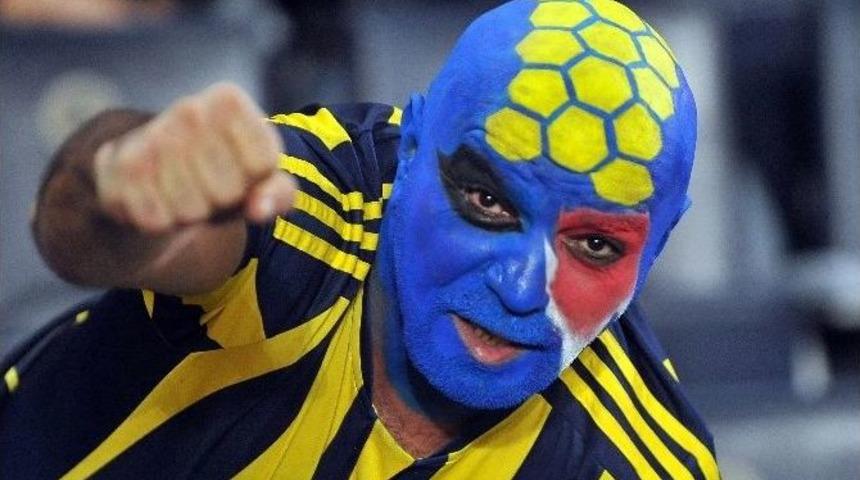 Moskova Maçında Sarı-lacivertli Taraftarlardan İstiklal Marşı