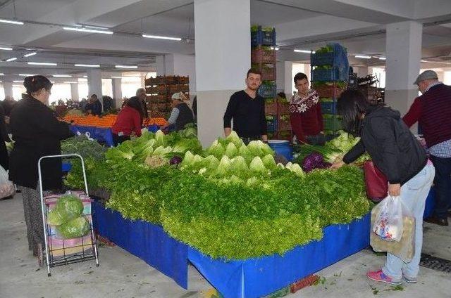 Kuşadası Belediye Kapalı Pazar Yeri 1,5 Yıl Gecikmeli Hizmete Girdi