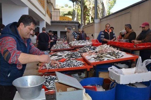 Kuşadası Belediye Kapalı Pazar Yeri 1,5 Yıl Gecikmeli Hizmete Girdi