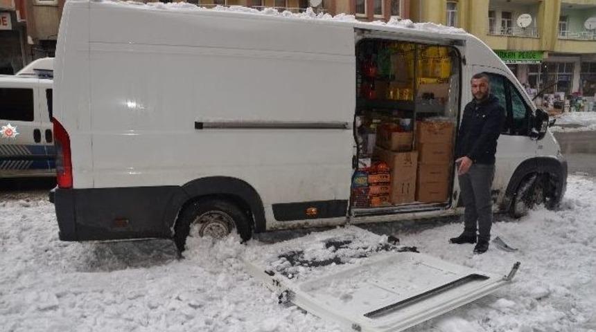 &Ccedil;atıdan D&uuml;şen Kar K&uuml;tlesi Ara&ccedil;ları Hurdaya &Ccedil;evirdi