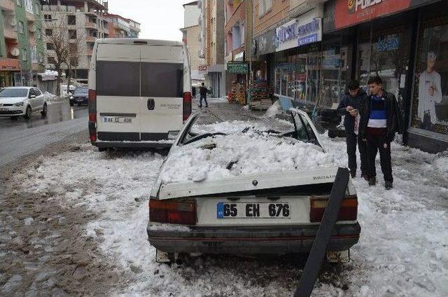 Çatıdan Düşen Kar Kütlesi Araçları Hurdaya Çevirdi