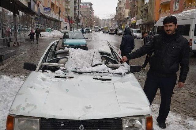 Çatıdan Düşen Kar Kütlesi Araçları Hurdaya Çevirdi