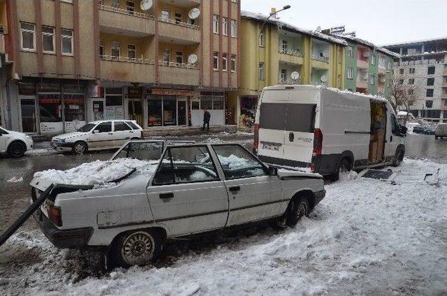 Çatıdan Düşen Kar Kütlesi Araçları Hurdaya Çevirdi