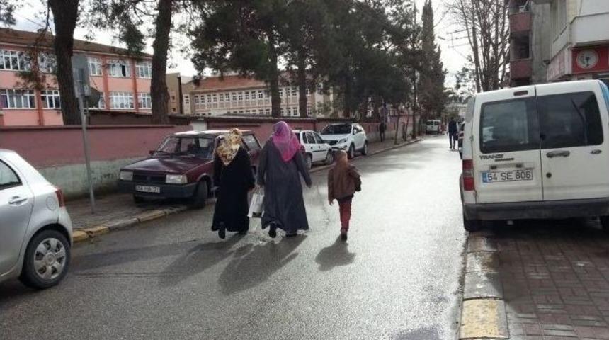 Bu Sokakta Ara&ccedil;lar Kaldırımda, Yayalar Yolda