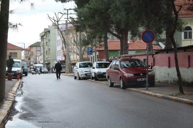 Bu Sokakta Araçlar Kaldırımda, Yayalar Yolda