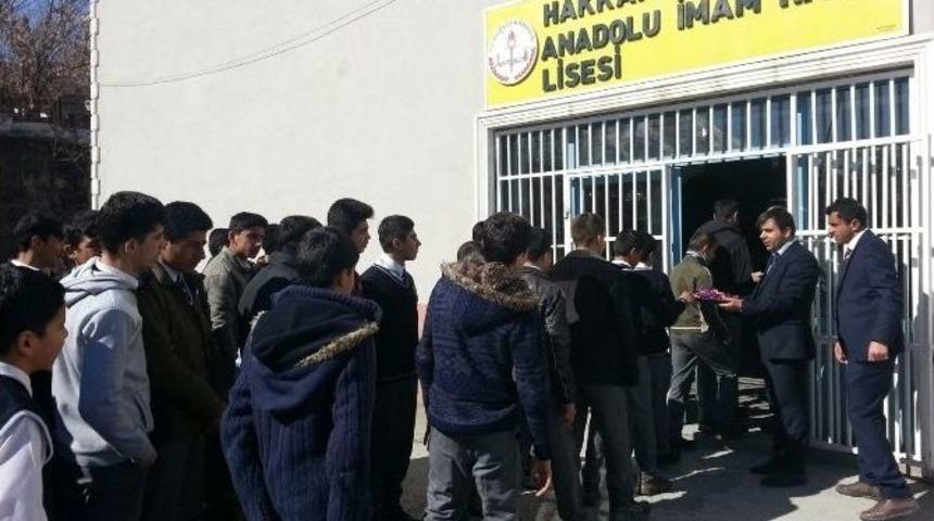 Hakkari Aihl &Ouml;ğrencilerini Şeker Ve Kolonya İle Karşıladı