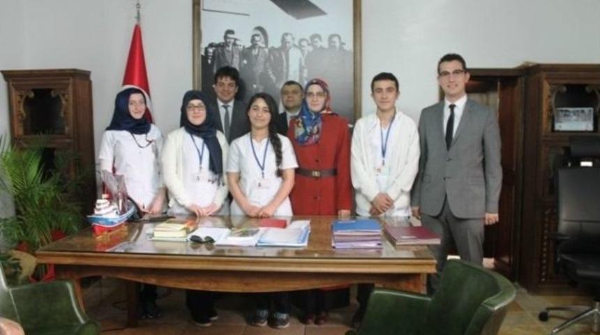 &Ouml;ğrencilerden Toplum Yararına Hizmet &Ccedil;alışması