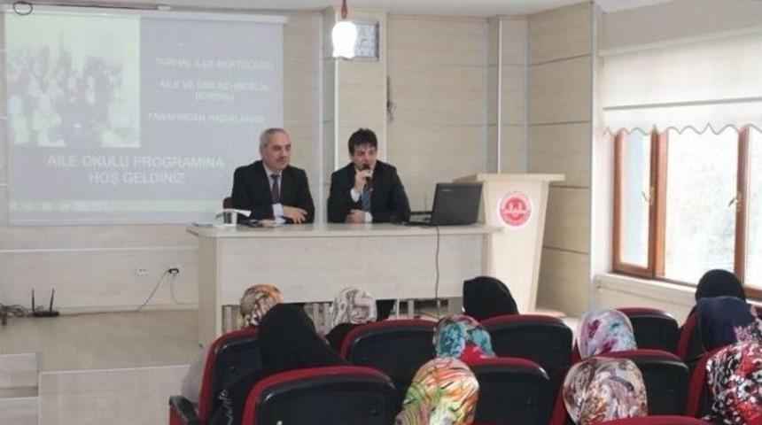 Turhal İl&ccedil;e M&uuml;ft&uuml;l&uuml;ğ&uuml;&rsquo;nden Aile Okulu Projesi