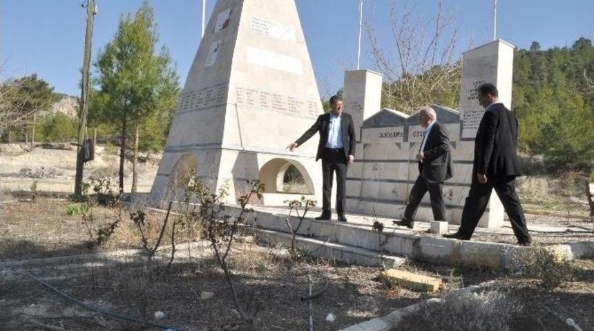 Başkan Turgut Şehitlik Anıtını İnceledi