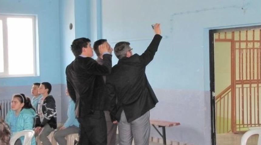 &Ouml;ğrenciler Tiyatro İzlerken, &Ouml;ğretmeler Selfie &Ccedil;ekti