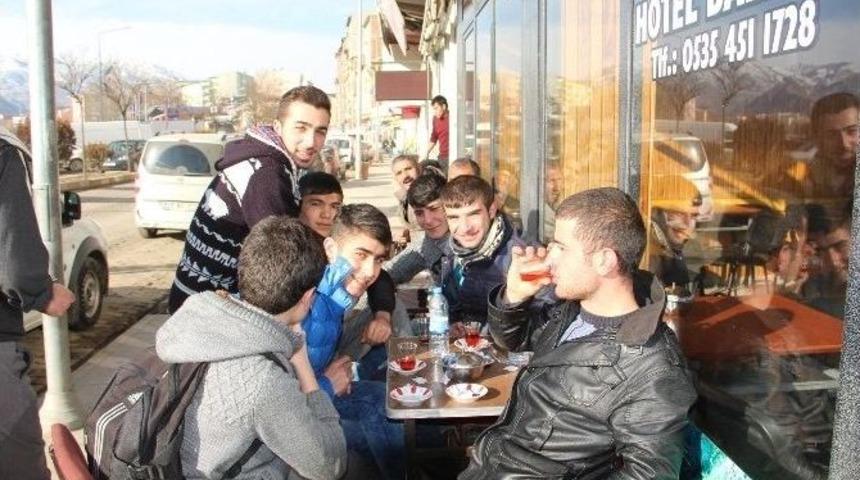 Oltu&rsquo;da A&ccedil;ık Alanda &Ccedil;ay Keyfi