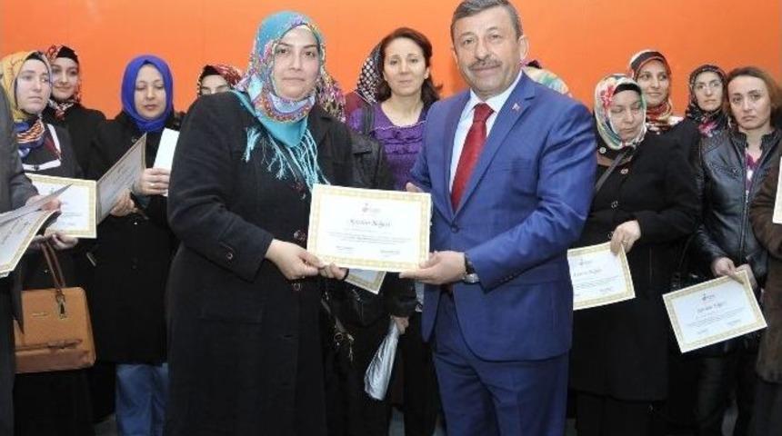 Darıcada Anne-baba Okulunda İlk Sertifikalar Verildi