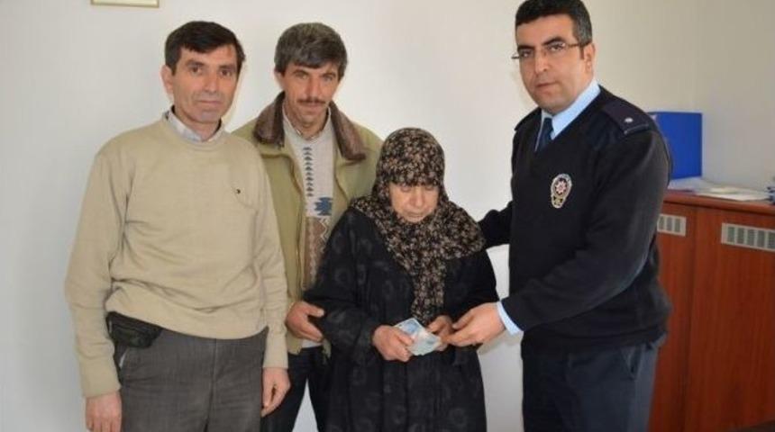 D&uuml;r&uuml;st Esnaf Bulduğu Parayı Sahibine Teslim Etti