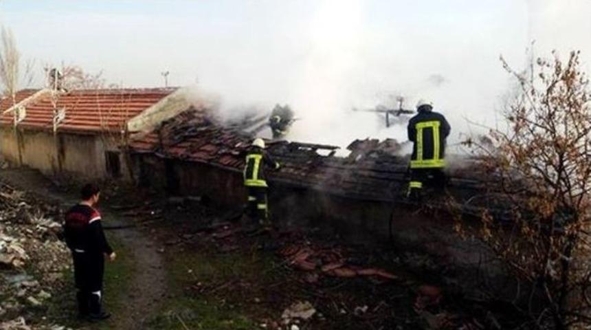 Kayseri&rsquo;de &Ccedil;ıkan Yangında M&uuml;stakil Ev K&uuml;le D&ouml;nd&uuml;