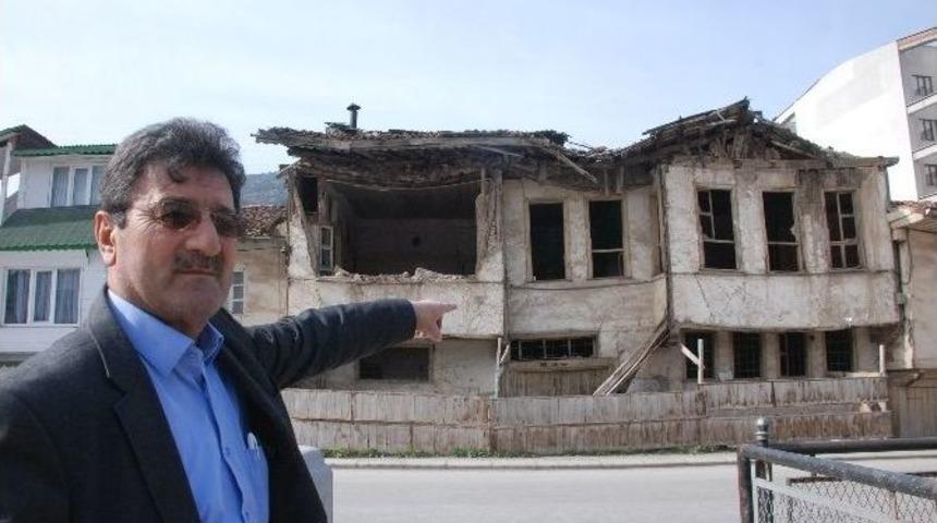 Yıkılmak &Uuml;zere Olan Ev Tehlike Sa&ccedil;ıyor