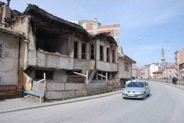 Yıkılmak Üzere Olan Ev Tehlike Saçıyor