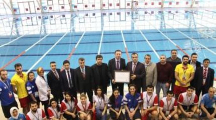 Sd&uuml; Y&uuml;zme Havuzuna Temiz Havuz Sertifikası