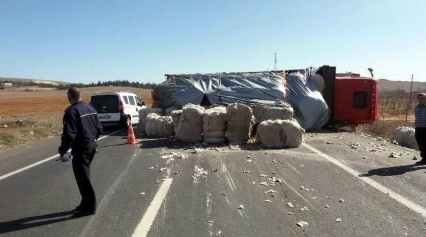 Ani Fren Yapan Pamuk Y&uuml;kl&uuml; Kamyon Devrildi