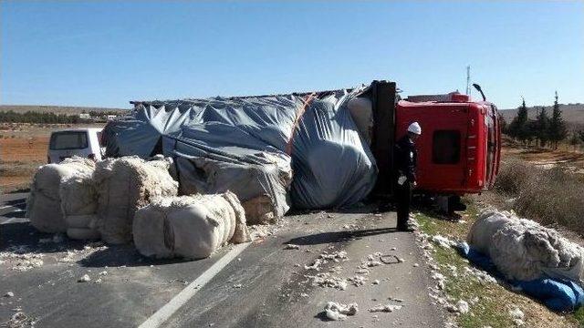 Ani Fren Yapan Pamuk Yüklü Kamyon Devrildi