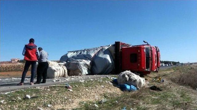 Ani Fren Yapan Pamuk Yüklü Kamyon Devrildi