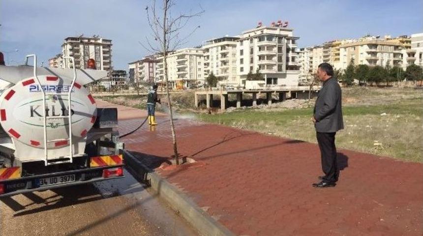 Boş Arsalar Ve Kaldırımlar Temizleniyor