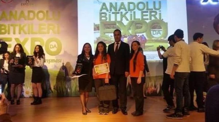 Ayvalıklı &Ouml;ğrenciler, "anadolu Bitkileri Expo"dan &Ouml;d&uuml;lle D&ouml;nd&uuml;