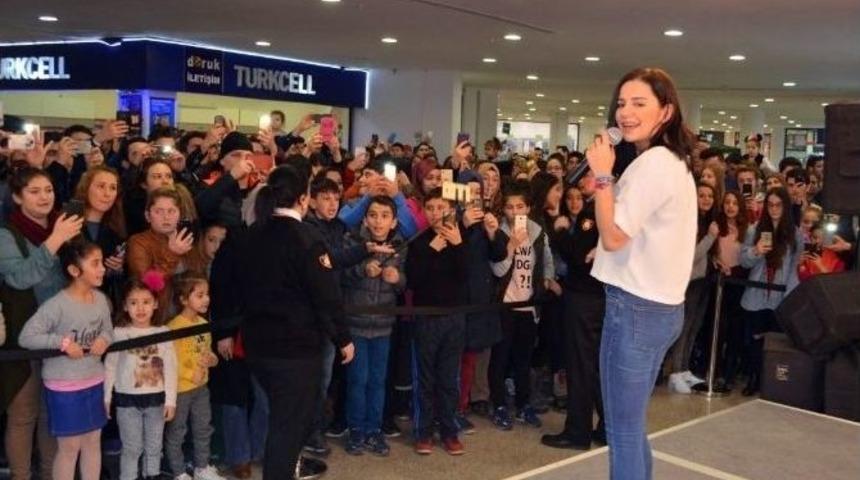 Merve &Ouml;zbey Kocaeli&rsquo;de Hayranlarıyla Buluştu