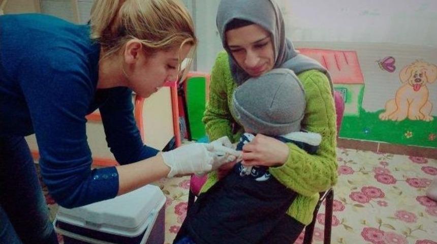 Suriyeli &Ccedil;ocukları Aşılama &Ccedil;alışmaları S&uuml;r&uuml;yor