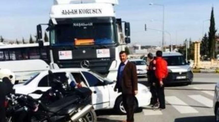 Tır Otomobil İle &Ccedil;arpıştı