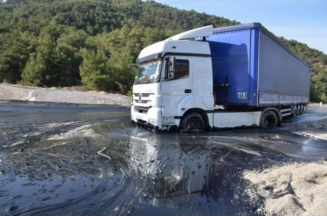 Tır Ve Kamyoneti Kurtarma &Ccedil;alışmaları S&uuml;r&uuml;yor