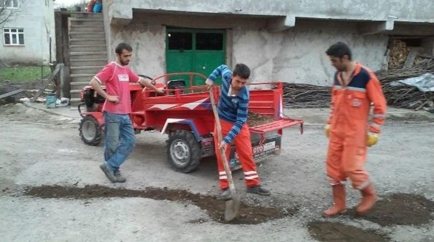 Vatandaşlar Bozulan Yolu Kendileri Tamir Ediyor