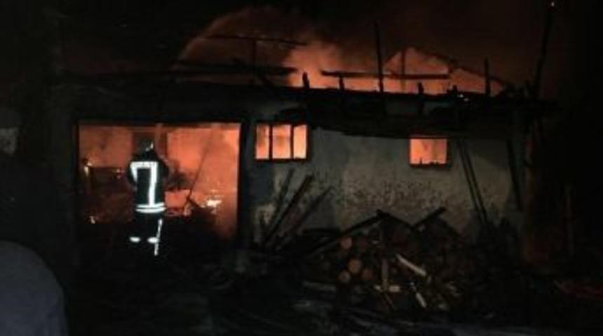 Elektrik Kontağından &Ccedil;ıkan Yangında Bir Ev K&uuml;le D&ouml;nd&uuml;