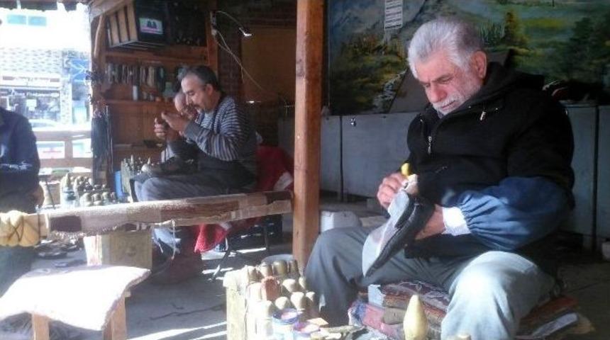 Ayakkabı Boyayarak Ekmek Paralarını &Ccedil;ıkarıyorlar