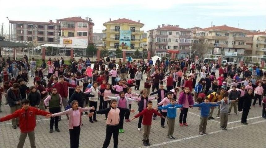 Bu Okulda &Ouml;ğrenciler Spor Yaptıktan Sonra Derse Başlıyor