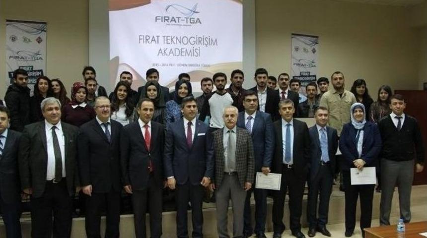 Girişimcilik Eğitimi Alan Kursiyerlere Sertifikaları Verildi