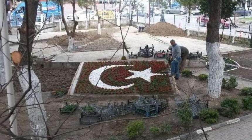 Saruhanlı&rsquo;da T&uuml;rk Bayrağı &Ccedil;i&ccedil;ek A&ccedil;tı