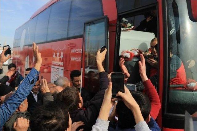 Medicana Sivasspor’a Taraftardan Coşkulu Uğurlama